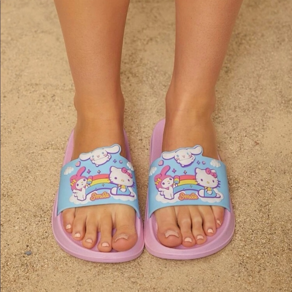 SHEIN X Hello Kitty And Friends Graphic Slides. - Picture 3 of 10